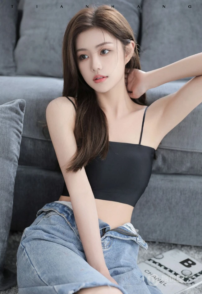 气质颜值女生主播石茜s紧身肩带文胸衣牛仔穿着居家写真美背动人图片