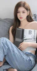气质颜值女生主播石茜s紧身肩带文胸衣牛仔穿着居家写真美背动人图片