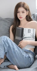 气质颜值女生主播石茜s紧身肩带文胸衣牛仔穿着居家写真美背动人图片