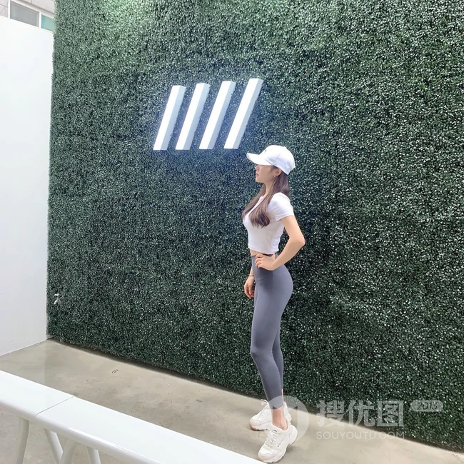 酷爱健身，身材超好的韩国女生气质运动装，休闲装，自拍生活照图集欣赏