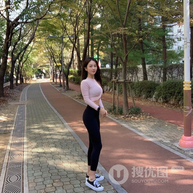 酷爱健身，身材超好的韩国女生气质运动装，休闲装，自拍生活照图集欣赏