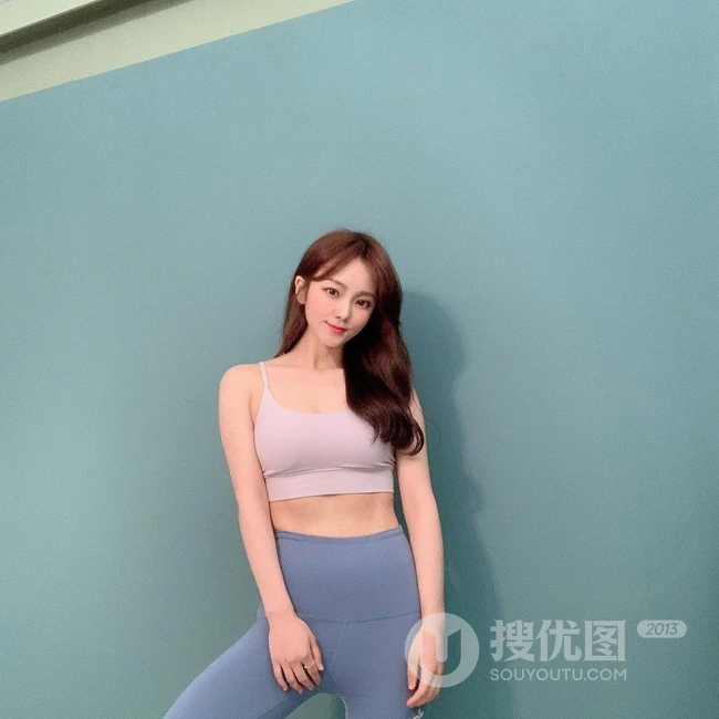酷爱健身，身材超好的韩国女生气质运动装，休闲装，自拍生活照图集欣赏
