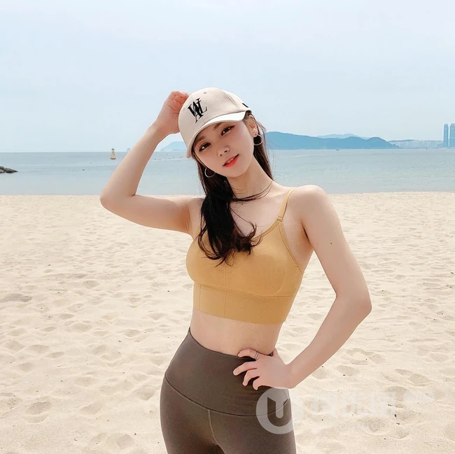 酷爱健身，身材超好的韩国女生气质运动装，休闲装，自拍生活照图集欣赏
