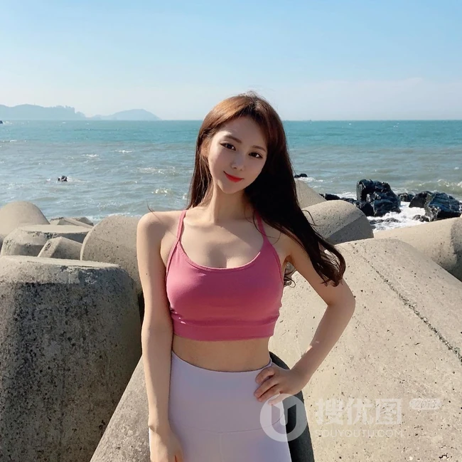 酷爱健身，身材超好的韩国女生气质运动装，休闲装，自拍生活照图集欣赏