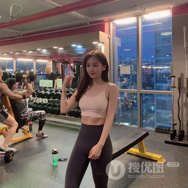酷爱健身，身材超好的韩国女生气质运动装，休闲装，自拍生活照图集欣赏