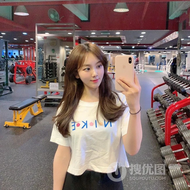 酷爱健身，身材超好的韩国女生气质运动装，休闲装，自拍生活照图集欣赏