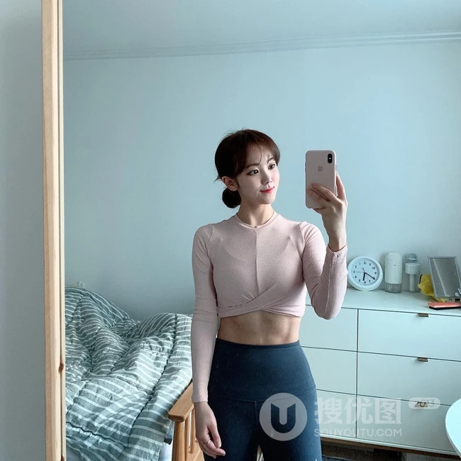 酷爱健身，身材超好的韩国女生气质运动装，休闲装，自拍生活照图集欣赏
