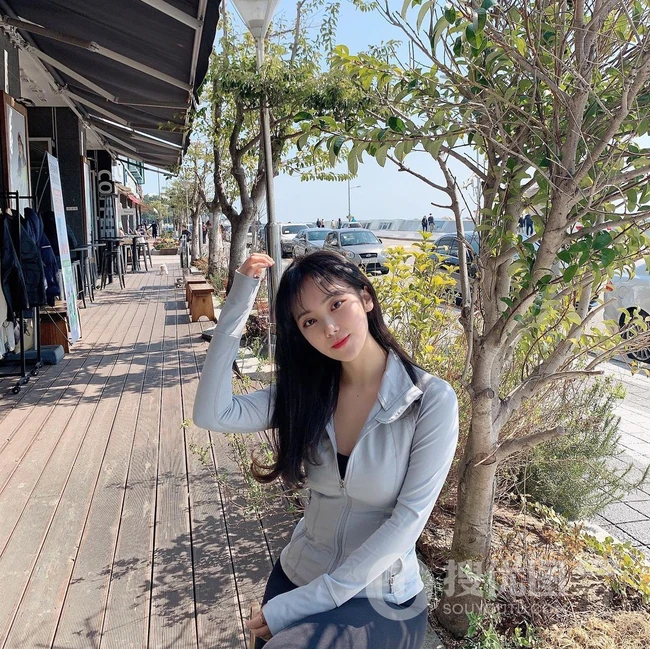 酷爱健身，身材超好的韩国女生气质运动装，休闲装，自拍生活照图集欣赏