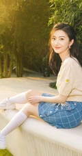 景甜橘色上衣蓝色短裙高筒袜穿搭花园清新写真图片