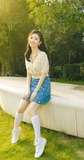 景甜橘色上衣蓝色短裙高筒袜穿搭花园清新写真图片