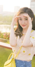 景甜橘色上衣蓝色短裙高筒袜穿搭花园清新写真图片