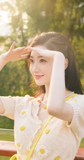 景甜橘色上衣蓝色短裙高筒袜穿搭花园清新写真图片