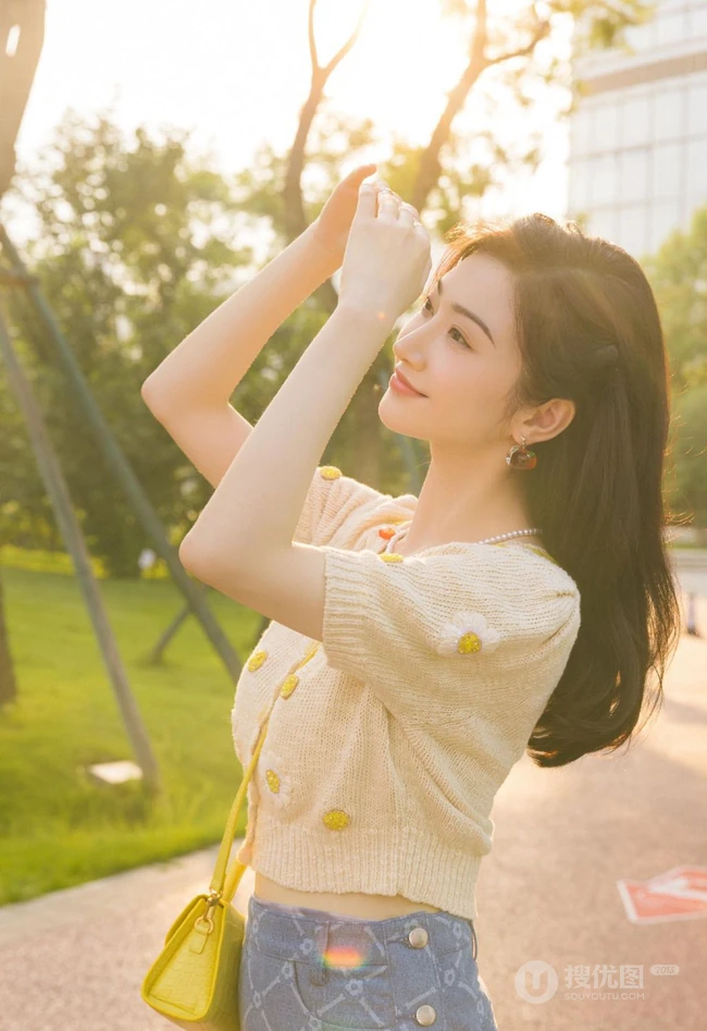 景甜橘色上衣蓝色短裙高筒袜穿搭花园清新写真图片
