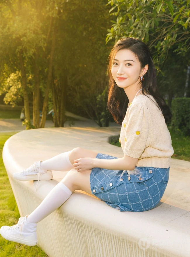 景甜橘色上衣蓝色短裙高筒袜穿搭花园清新写真图片