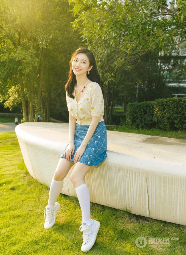 景甜橘色上衣蓝色短裙高筒袜穿搭花园清新写真图片