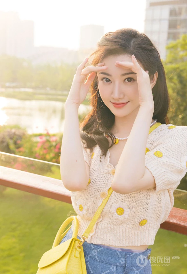 景甜橘色上衣蓝色短裙高筒袜穿搭花园清新写真图片