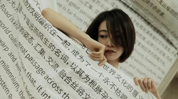 书香美人，徜徉在书中海洋生活中的吴谨言文艺范写真壁纸图片