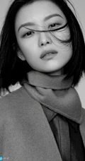 倪妮慵懒随性，率性自然穿搭户外黑白写真手机壁纸图片