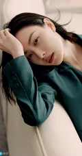倪妮慵懒随性，率性自然穿搭户外黑白写真手机壁纸图片