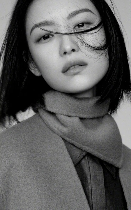 倪妮慵懒随性，率性自然穿搭户外黑白写真手机壁纸图片