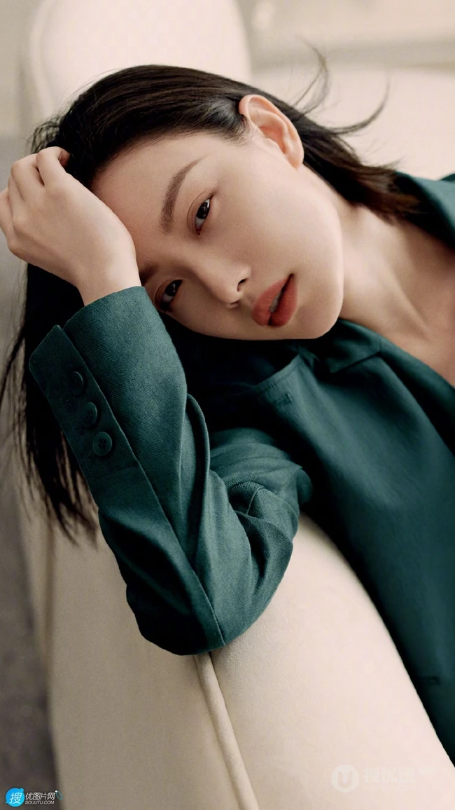 倪妮慵懒随性，率性自然穿搭户外黑白写真手机壁纸图片
