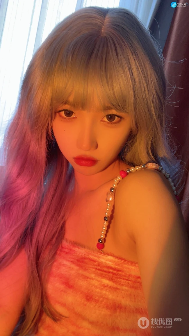美女宋昕冉时尚潮流奶奶灰染发卷发发型高清自拍美照手机壁纸