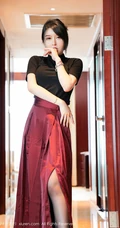气质女生嫩模玉兔miki最新写真，紧身黑衣红裙高筒深袜袜，尽显优雅气质女生气质