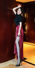 气质女生嫩模玉兔miki最新写真，紧身黑衣红裙高筒深袜袜，尽显优雅气质女生气质