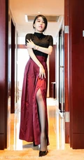 气质女生嫩模玉兔miki最新写真，紧身黑衣红裙高筒深袜袜，尽显优雅气质女生气质