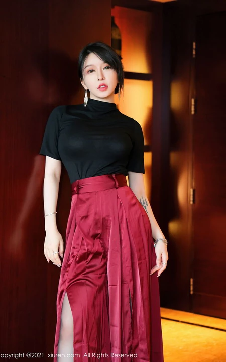 气质女生嫩模玉兔miki最新写真，紧身黑衣红裙高筒深袜袜，尽显优雅气质女生气质