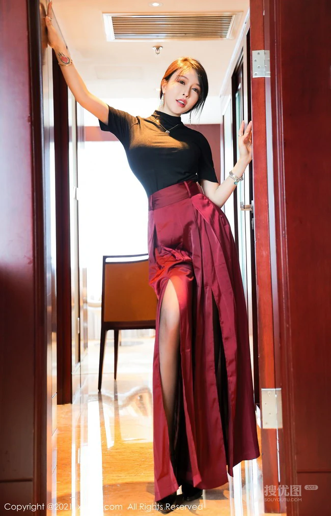 气质女生嫩模玉兔miki最新写真，紧身黑衣红裙高筒深袜袜，尽显优雅气质女生气质