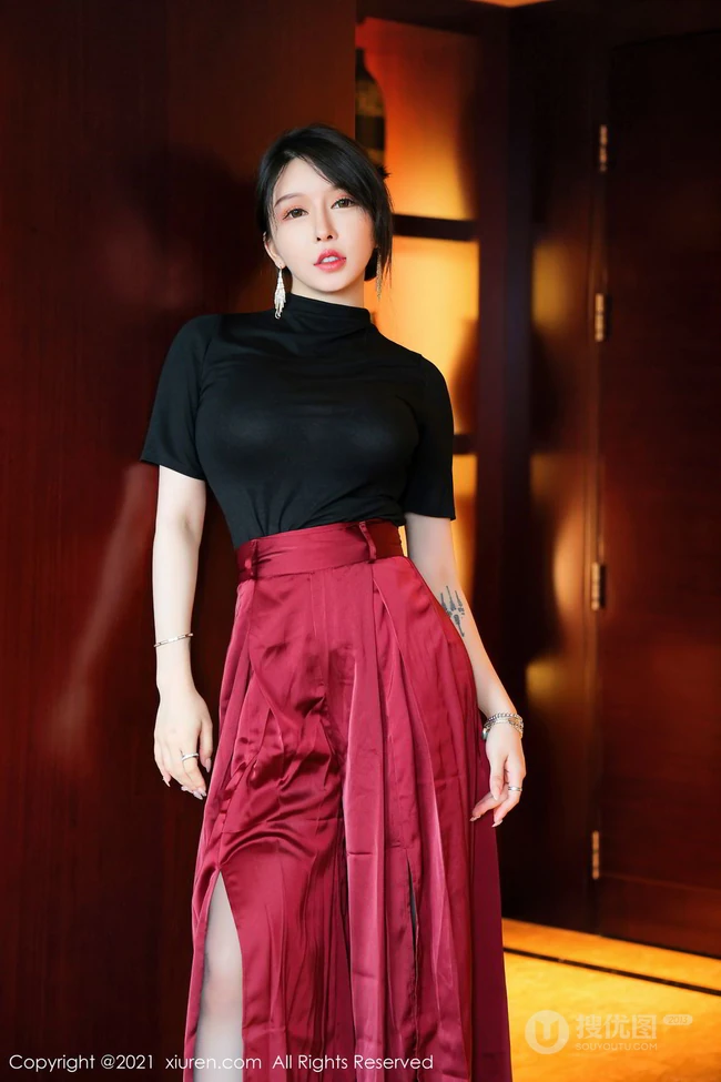 气质女生嫩模玉兔miki最新写真，紧身黑衣红裙高筒深袜袜，尽显优雅气质女生气质