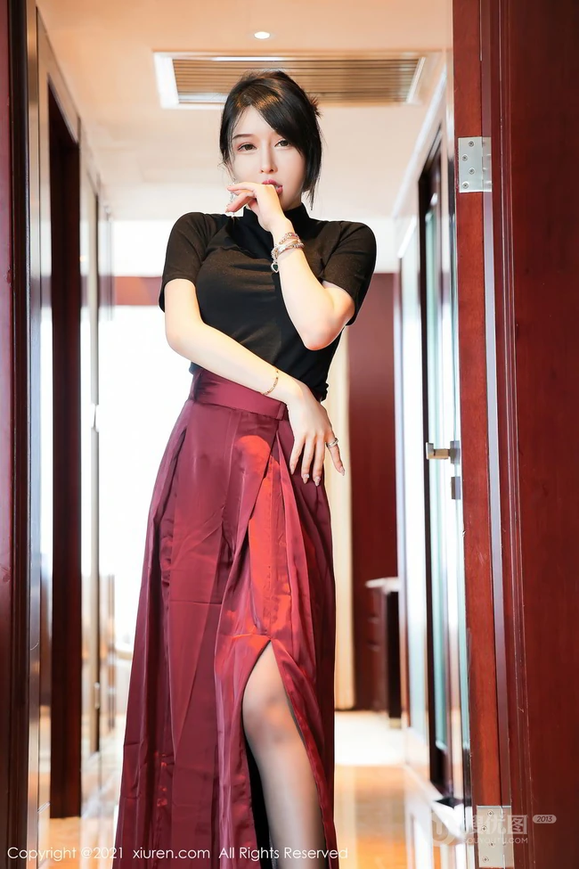 气质女生嫩模玉兔miki最新写真，紧身黑衣红裙高筒深袜袜，尽显优雅气质女生气质