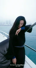 范冰冰白色波点衬衫红裙穿搭笑容灿烂天台写真图片