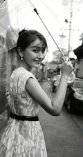 新疆女生热依扎身着长裙，手拿雨伞漫步胡同间唯美黑白写真图片