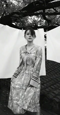 新疆女生热依扎身着长裙，手拿雨伞漫步胡同间唯美黑白写真图片