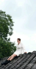 新疆女生热依扎身着长裙，手拿雨伞漫步胡同间唯美黑白写真图片