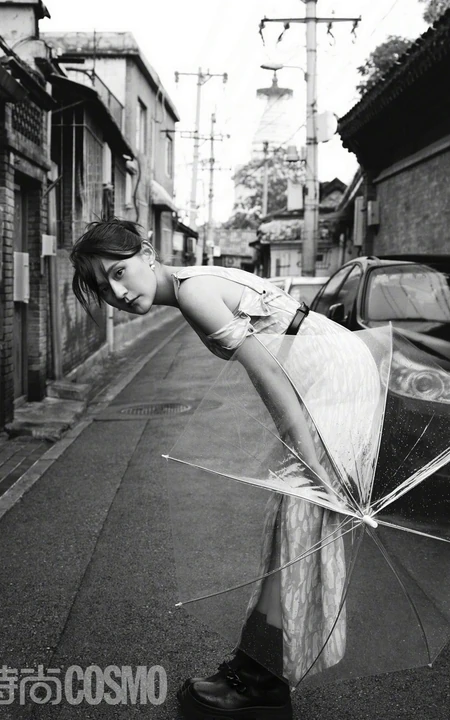 新疆女生热依扎身着长裙，手拿雨伞漫步胡同间唯美黑白写真图片