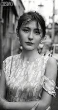 新疆女生热依扎身着长裙，手拿雨伞漫步胡同间唯美黑白写真图片