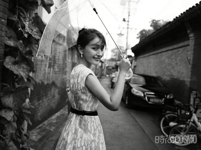 新疆女生热依扎身着长裙，手拿雨伞漫步胡同间唯美黑白写真图片