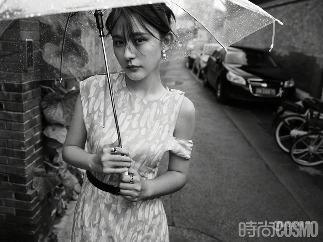新疆女生热依扎身着长裙，手拿雨伞漫步胡同间唯美黑白写真图片