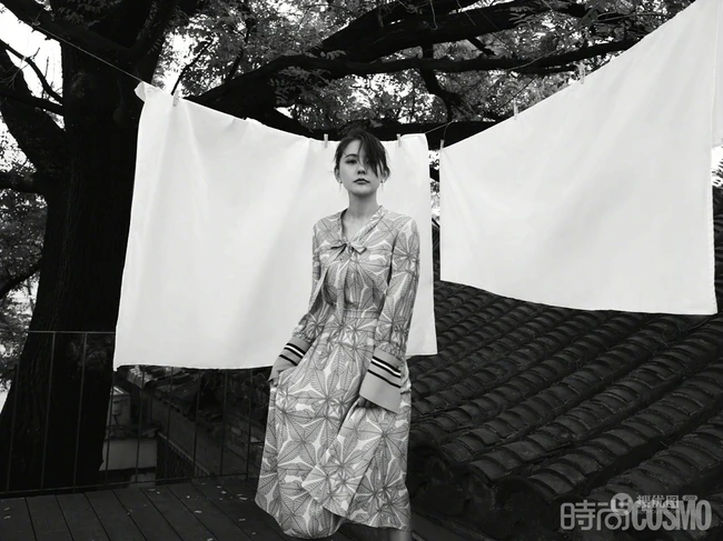 新疆女生热依扎身着长裙，手拿雨伞漫步胡同间唯美黑白写真图片