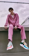 王源帅气绑发发型搭配粉色套装酷帅写真图片