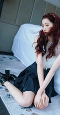 关晓彤白衫黑裙清爽穿搭坐倚白床动人写真照片