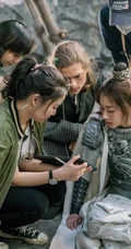 关晓彤电影《图兰朵：魔咒缘起》拍摄花絮照片，身披铠甲，冷若寒冰，酷飒十足