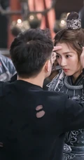 关晓彤电影《图兰朵：魔咒缘起》拍摄花絮照片，身披铠甲，冷若寒冰，酷飒十足