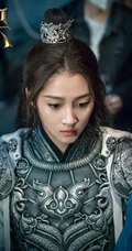 关晓彤电影《图兰朵：魔咒缘起》拍摄花絮照片，身披铠甲，冷若寒冰，酷飒十足