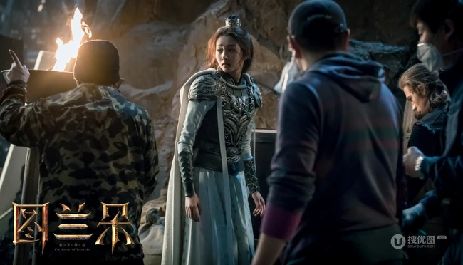 关晓彤电影《图兰朵：魔咒缘起》拍摄花絮照片，身披铠甲，冷若寒冰，酷飒十足