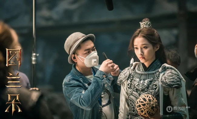 关晓彤电影《图兰朵：魔咒缘起》拍摄花絮照片，身披铠甲，冷若寒冰，酷飒十足