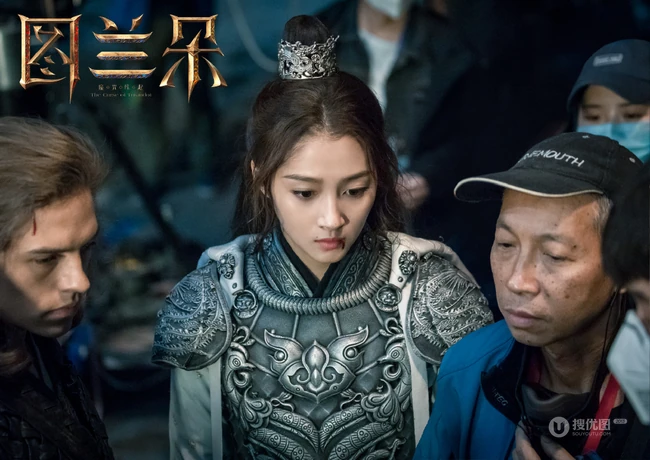 关晓彤电影《图兰朵：魔咒缘起》拍摄花絮照片，身披铠甲，冷若寒冰，酷飒十足